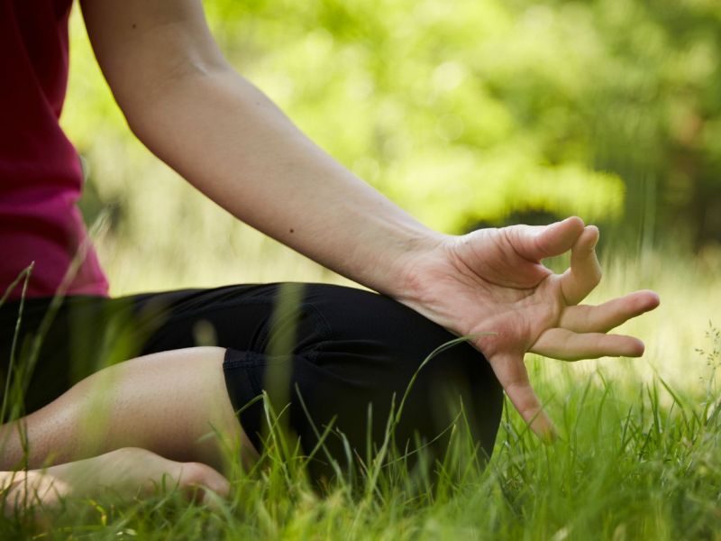 LA MANDRIA: Yoga a piedi nudi